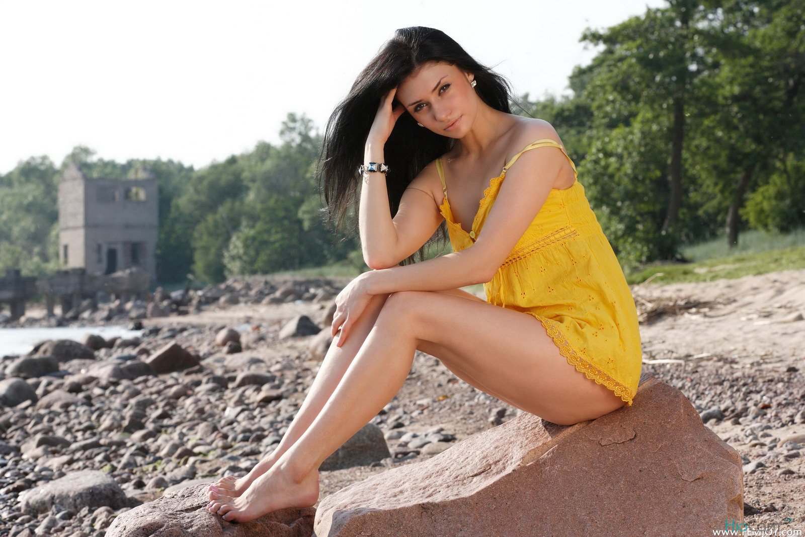 Милая девушка Mira M разделась до гола на каменистом берегу озера » Красивые  голые девушки на фото | Ню сайт